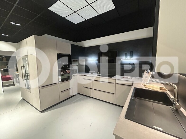 Retail in Anse to rent - Interior Photo - Image 2 of 4