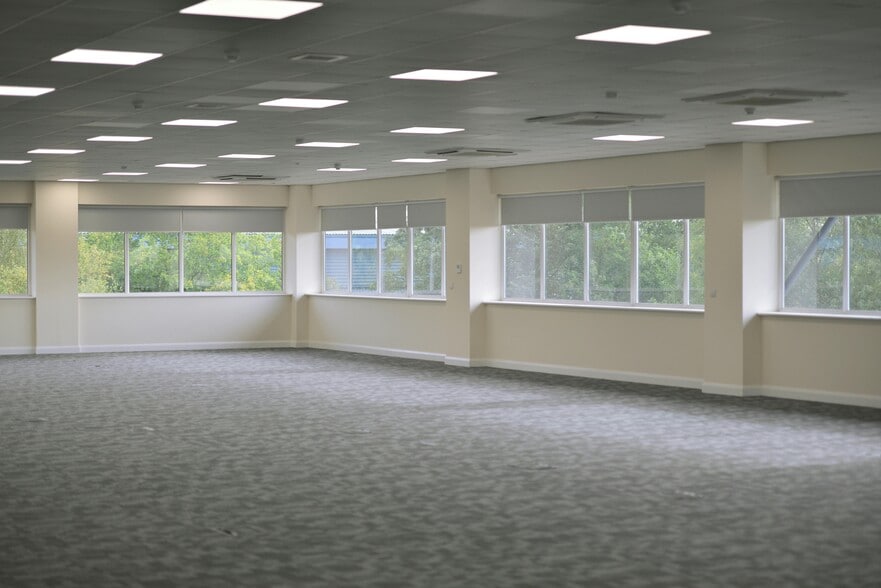 Gateway Crescent, Oldham to rent - Interior Photo - Image 2 of 10