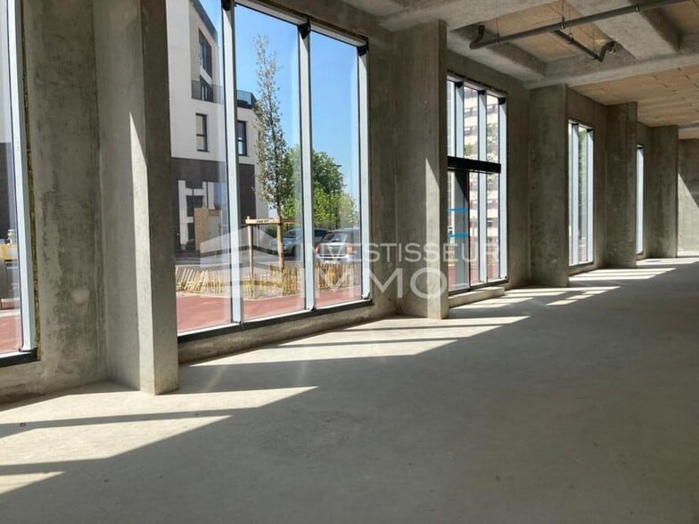 Retail in Bagneux to rent - Interior Photo - Image 1 of 4