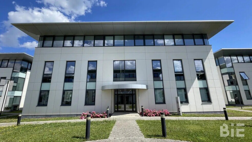 Office in Le Haillan to rent - Building Photo - Image 1 of 8