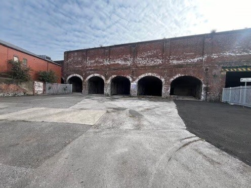 1-6 Love Ln, Wakefield to rent - Primary Photo - Image 1 of 3