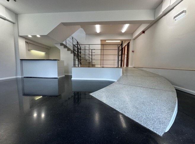 Summer Rd, Thames Ditton to rent - Interior Photo - Image 2 of 10