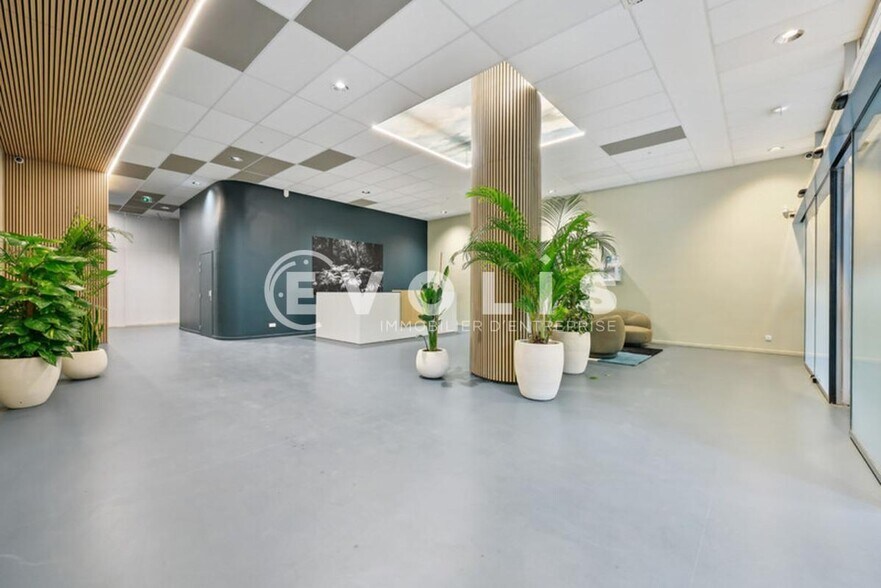 Office in Noisy-le-Grand to rent - Lobby - Image 2 of 11