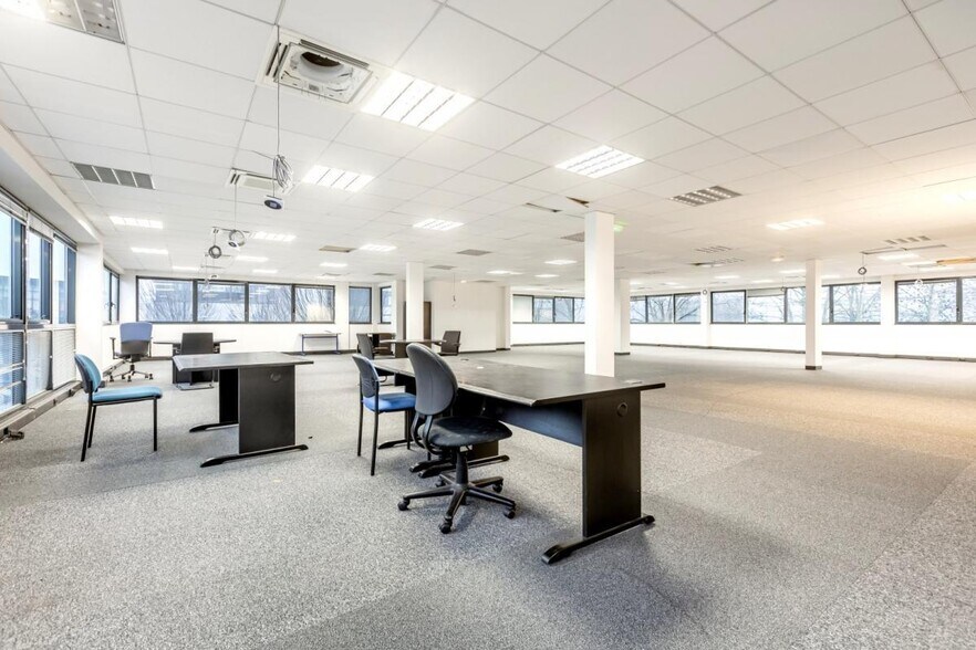 Office in Élancourt to rent - Interior Photo - Image 2 of 5