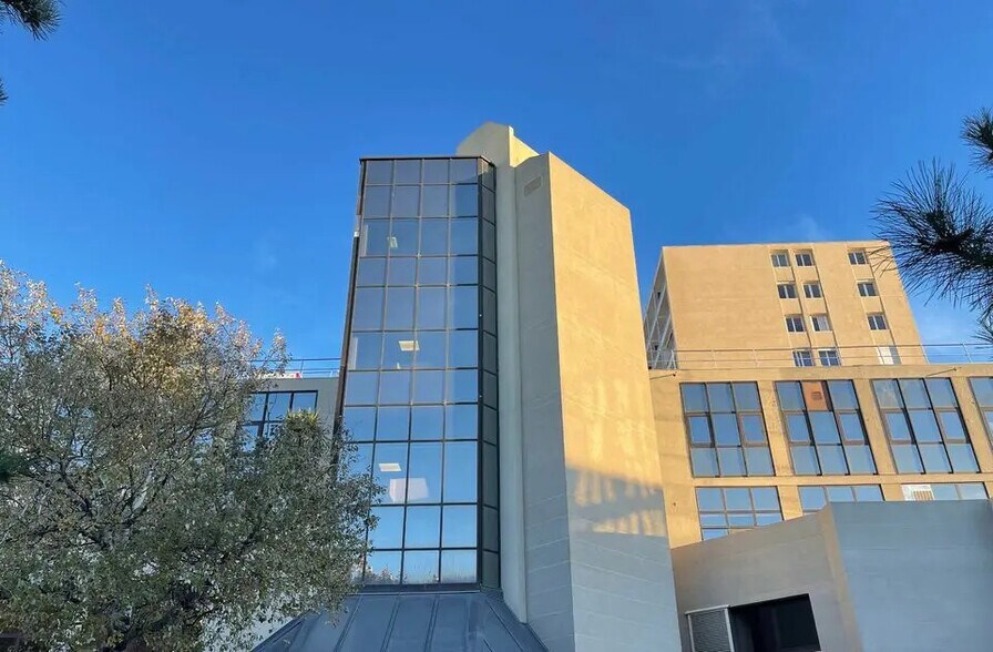 Office in Aix-en-Provence to rent - Building Photo - Image 1 of 9