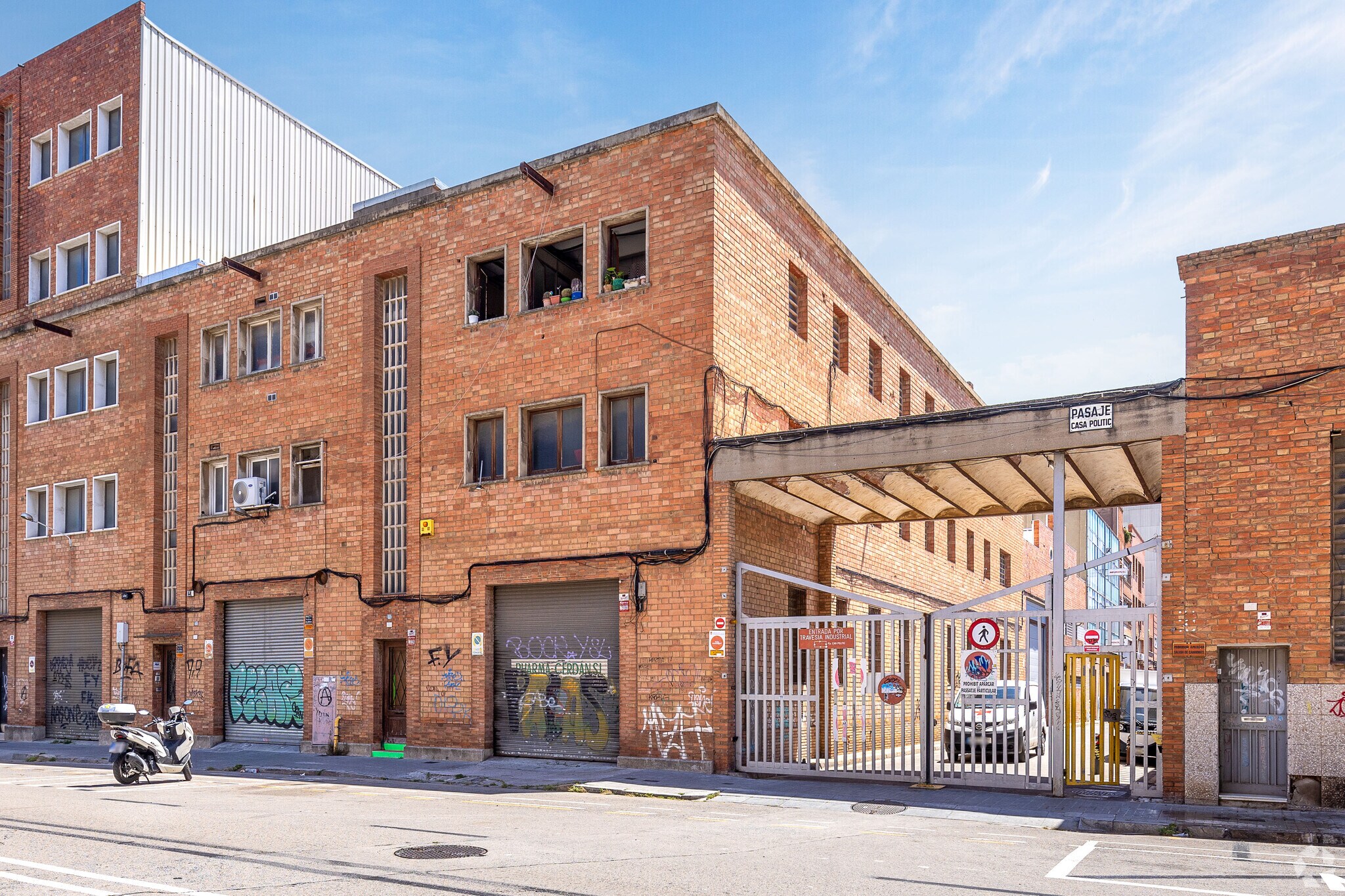 Industrial in L'Hospitalet de Llobregat, Barcelona for sale Primary Photo- Image 1 of 10