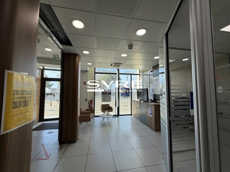 Office in Marseille for sale - Lobby - Image 2 of 10