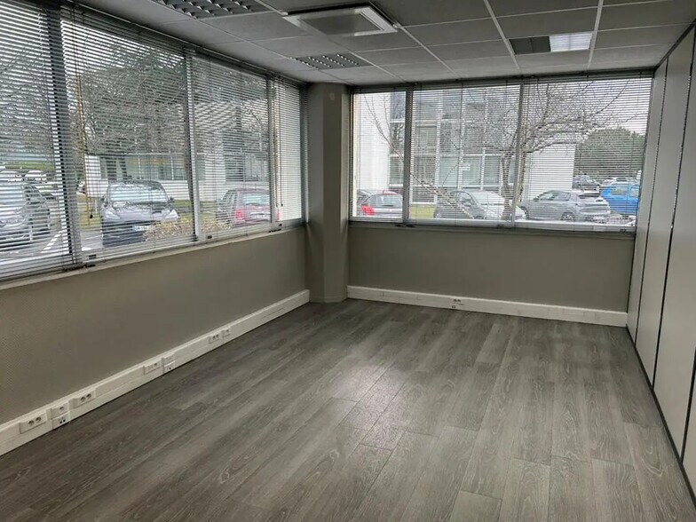 Office in Mérignac to rent - Interior Photo - Image 2 of 9