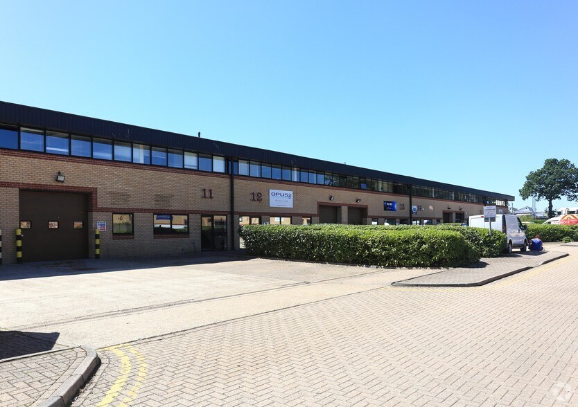 Newton Rd, Crawley to rent - Building Photo - Image 2 of 3