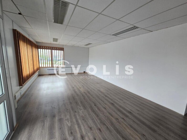 Office in Lisses to rent - Interior Photo - Image 2 of 8
