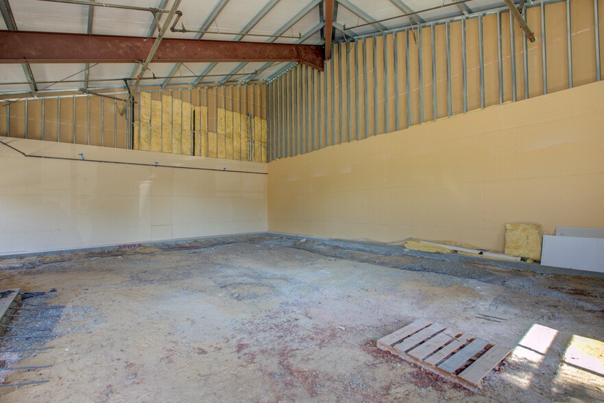 Suites B & C portfolio of 2 properties for sale on LoopNet.co.uk - Building Photo - Image 2 of 26