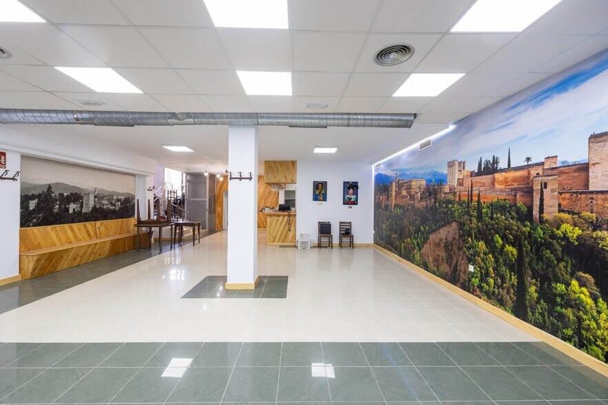 Avenida Santa María de la Alhambra, Granada, Granada for sale - Interior Photo - Image 2 of 34