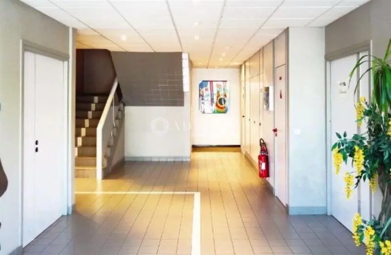 Office in Trappes to rent - Building Photo - Image 3 of 5