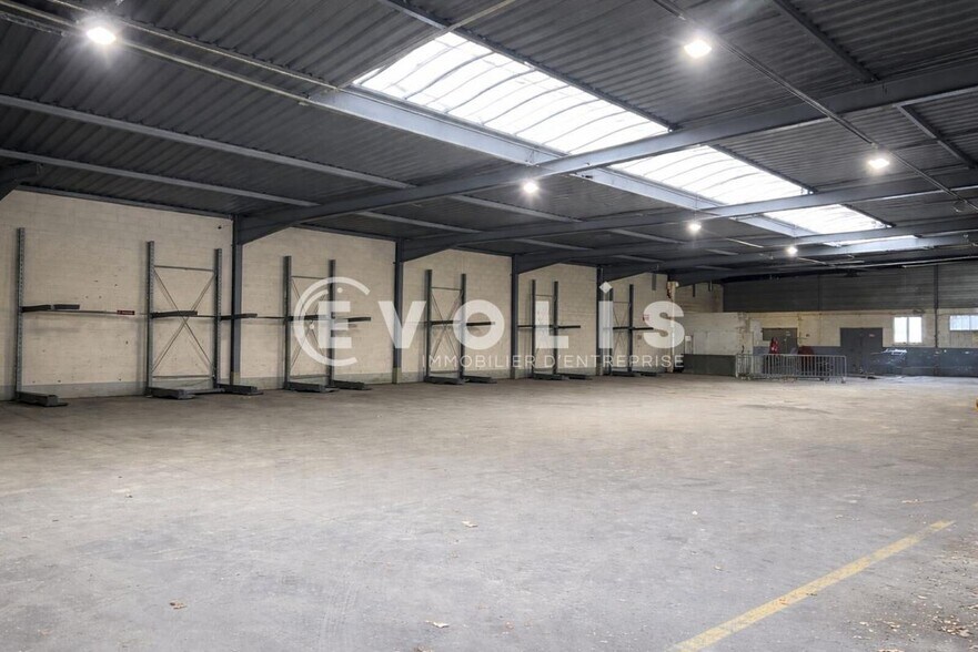 Light Industrial in Noisiel to rent - Interior Photo - Image 2 of 2