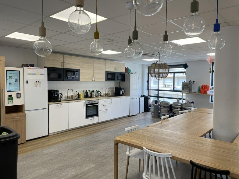 Industrial in Paris to rent - Building Photo - Image 2 of 10