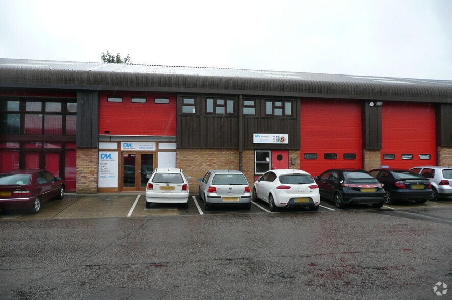 Dogflud Way, Farnham to rent - Building Photo - Image 2 of 13