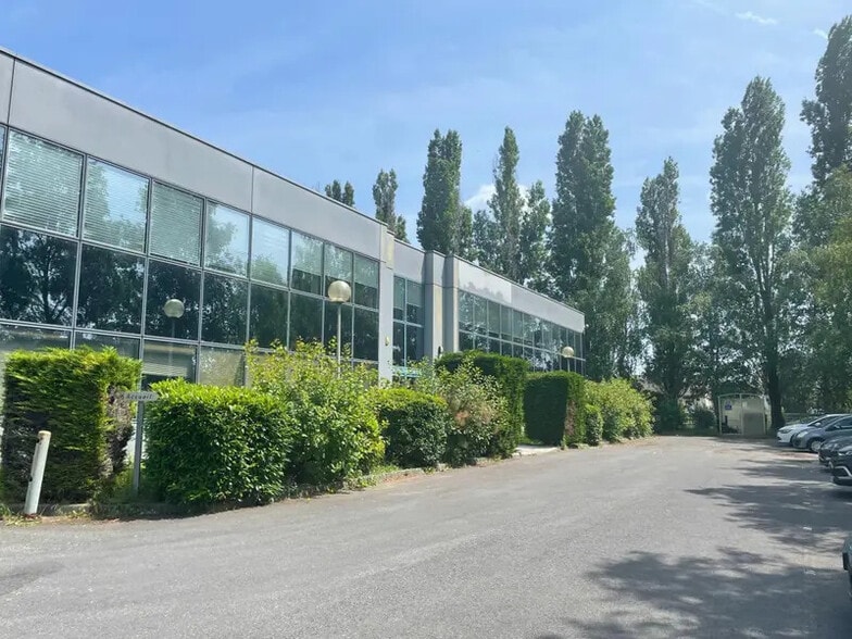 Light Industrial in Tremblay-en-France to rent - Building Photo - Image 3 of 11
