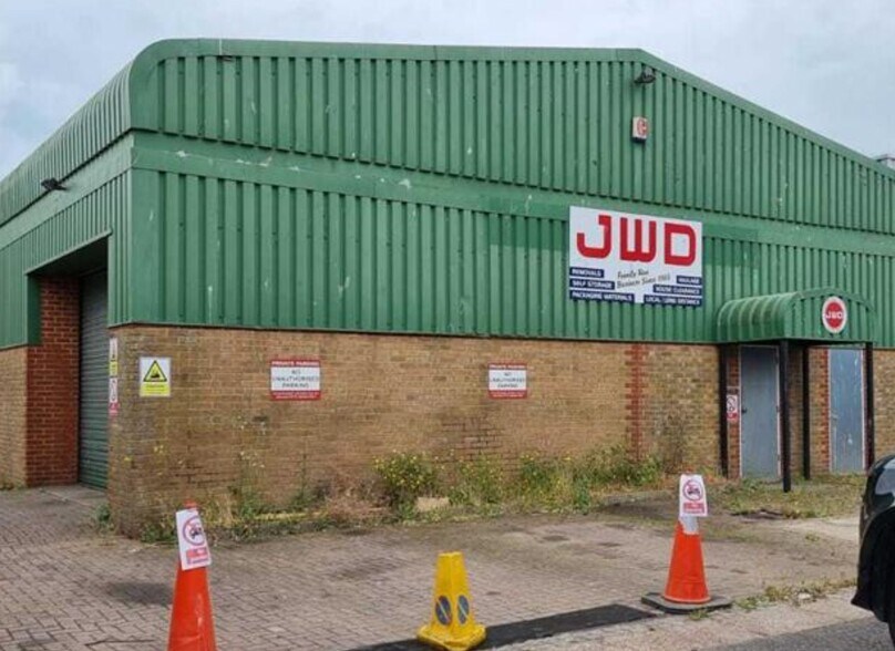 16 Maple Rd, Eastbourne for sale - Building Photo - Image 1 of 1