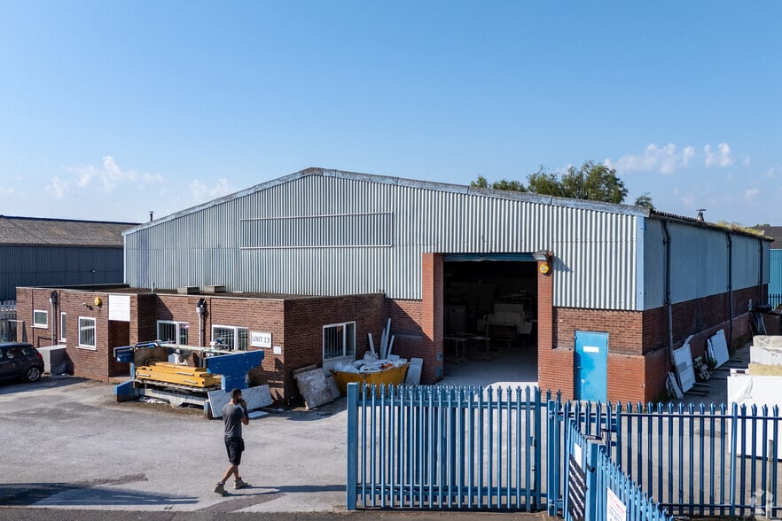 13 Credenda Rd, West Bromwich to rent - Building Photo - Image 2 of 2