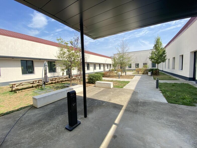 Light Industrial in Vénissieux to rent - Building Photo - Image 2 of 9