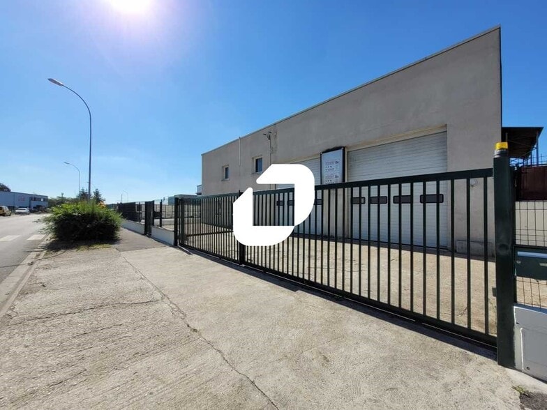Light Industrial in Sainte-Geneviève-des-Bois to rent - Building Photo - Image 2 of 15