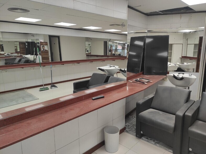 Retail in Esplugues de Llobregat, Barcelona to rent - Interior Photo - Image 2 of 2