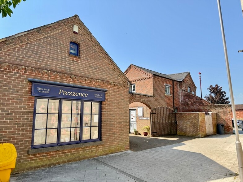 1 Bishops Ct, Daventry to rent - Building Photo - Image 2 of 3