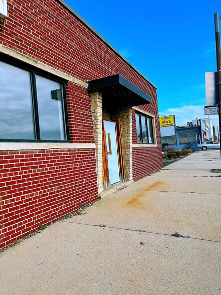 2404-2606 W Clybourn St, Milwaukee, WI for rent - Building Photo - Image 1 of 4