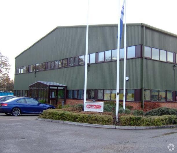 Combe Ln, Wormley to rent - Primary Photo - Image 1 of 5