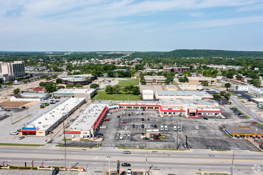 6900-6952 S Lewis Ave, Tulsa, OK for rent - Building Photo - Image 3 of 5