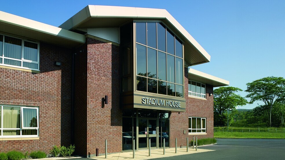 2 Eastgate Appr, Bolton to rent - Building Photo - Image 2 of 5