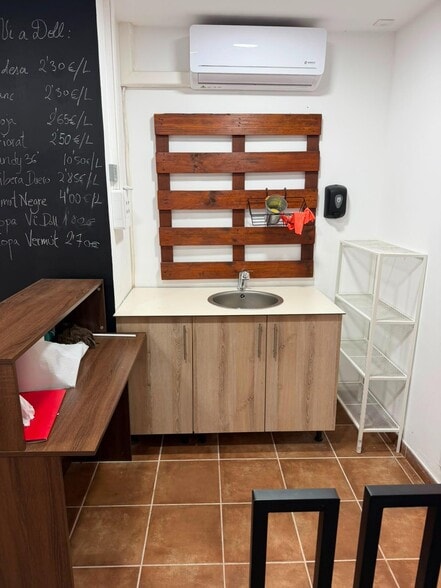 Retail in Piera, Barcelona to rent - Interior Photo - Image 2 of 2