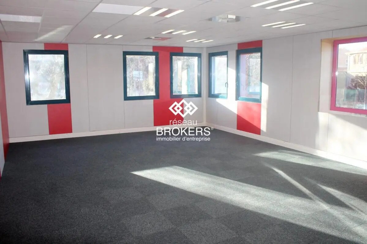 Office in Saint-Genis-Laval to rent Interior Photo- Image 1 of 14