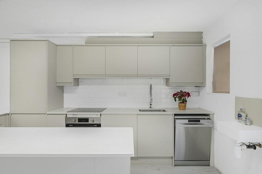 147 Stoke Newington High St, London for sale - Interior Photo - Image 2 of 17