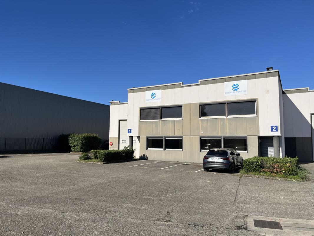 Light Industrial in Décines-Charpieu to rent Building Photo- Image 1 of 8