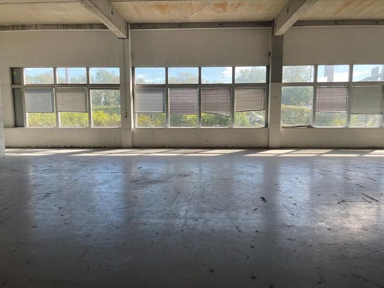 Light Industrial in Colombes to rent - Interior Photo - Image 3 of 18