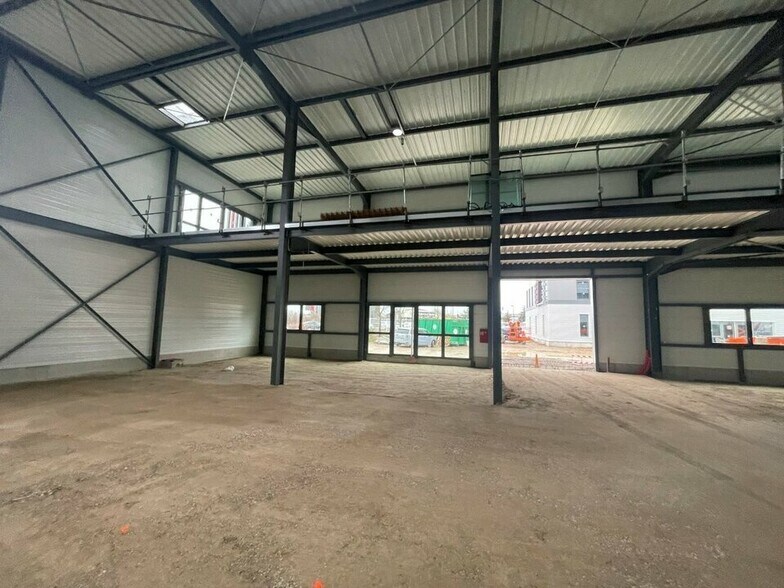 Light Industrial in Vaulx-en-Velin to rent - Building Photo - Image 1 of 10