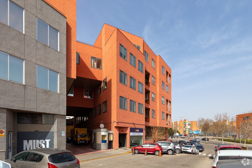 Calle San Romualdo, 12-14, Madrid, Madrid to rent - Building Photo - Image 2 of 3