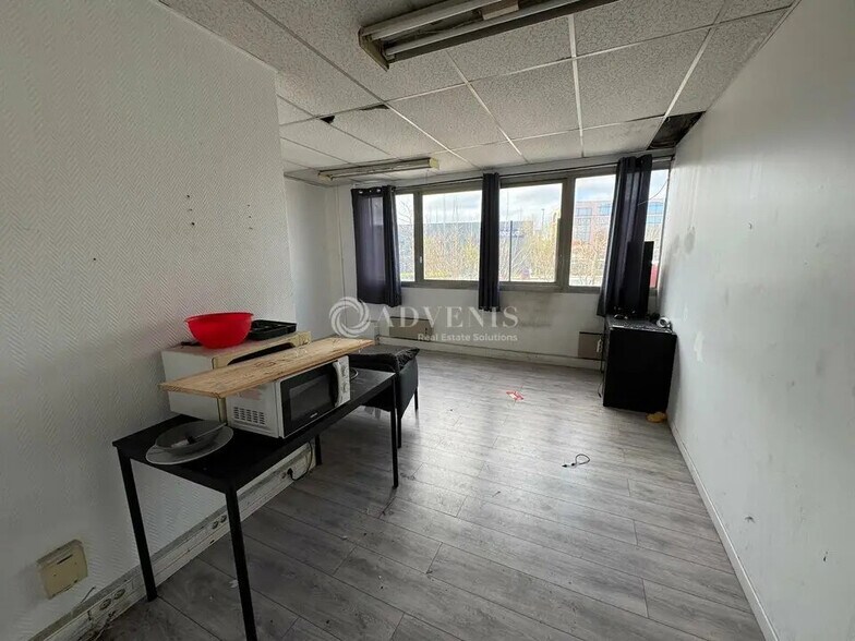 Light Industrial in Torcy to rent - Interior Photo - Image 3 of 5
