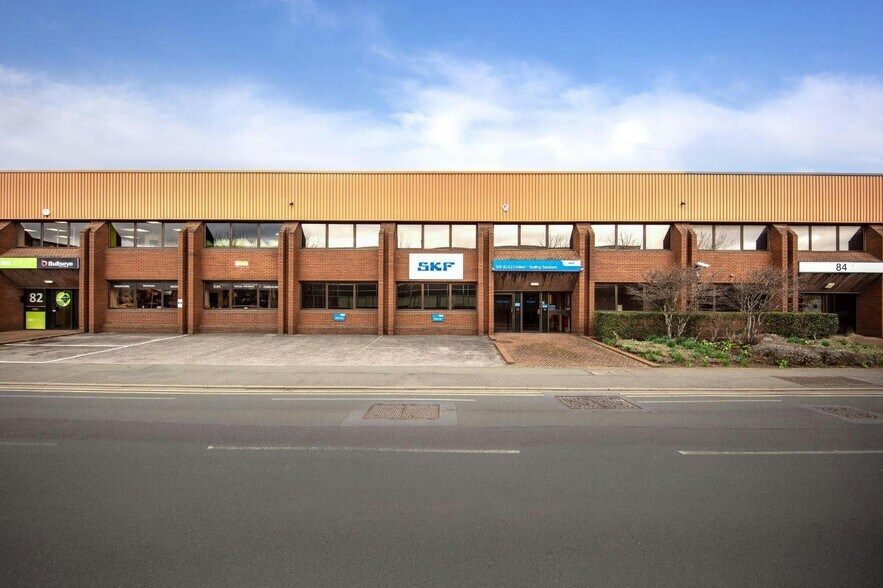 83 Buckingham Ave, Slough to rent - Building Photo - Image 2 of 2