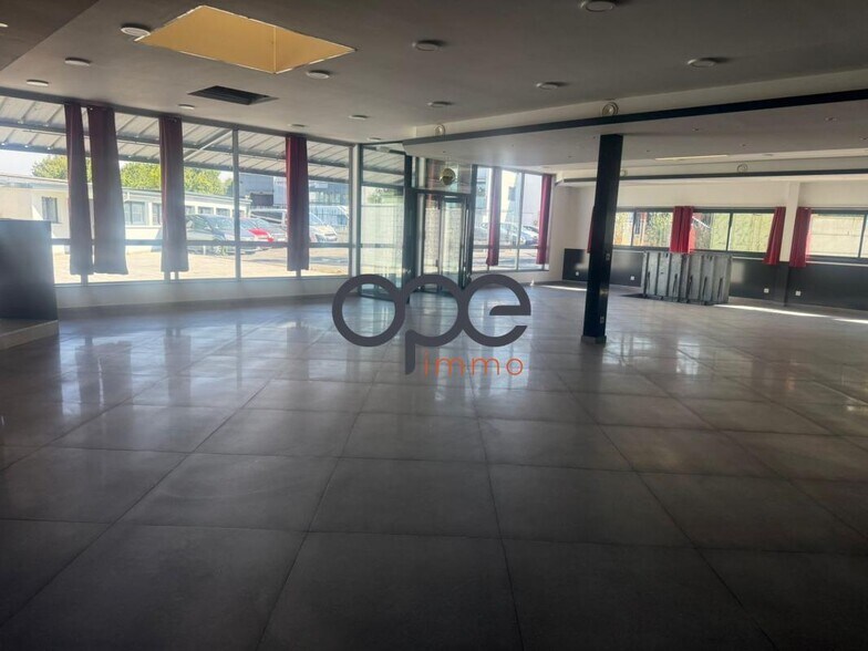 Retail in Baillet-en-France to rent - Building Photo - Image 1 of 13