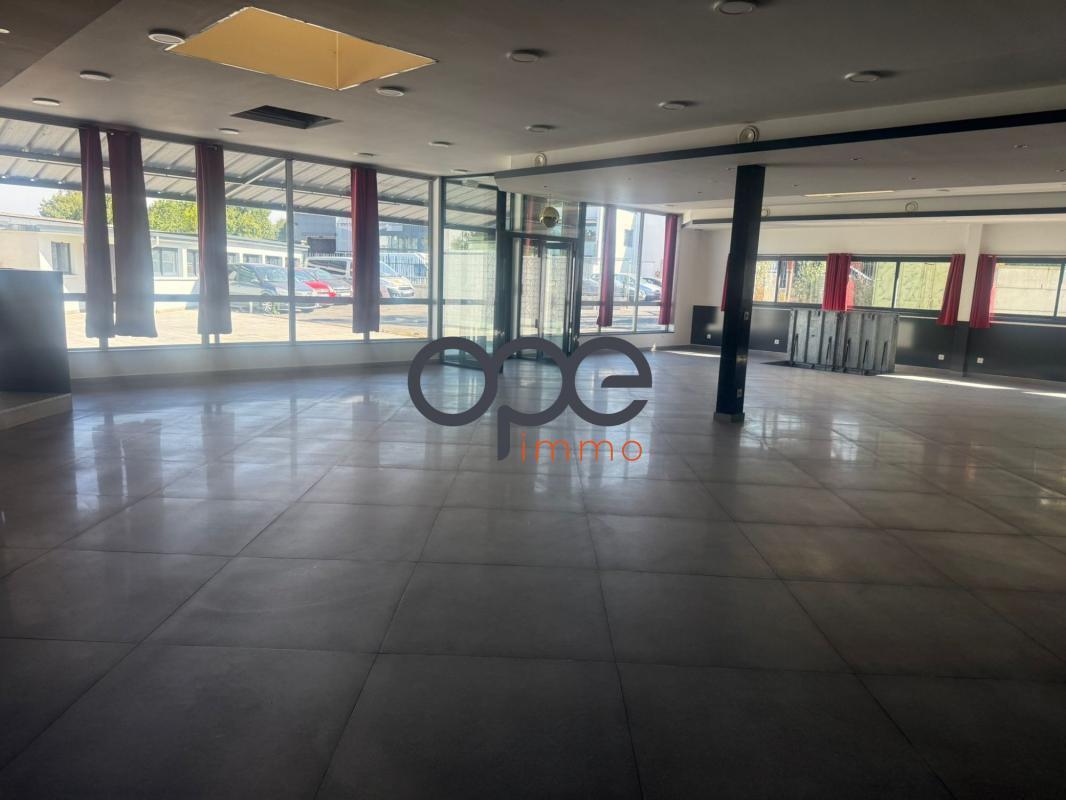 Retail in Baillet-en-France to rent Building Photo- Image 1 of 14