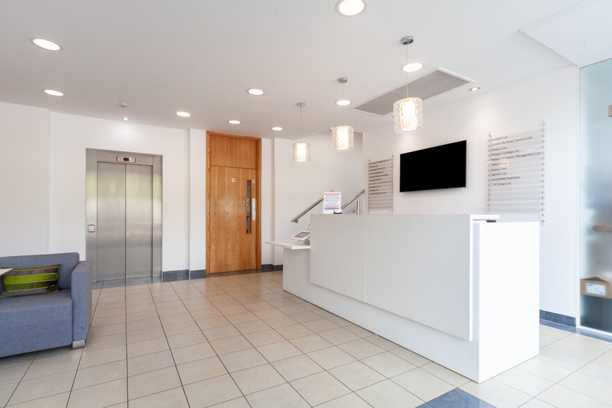 Falcon Way, Welwyn Garden City to rent - Interior Photo - Image 2 of 10