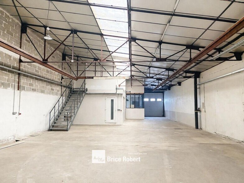 Light Industrial in Beauvallon to rent - Interior Photo - Image 3 of 6
