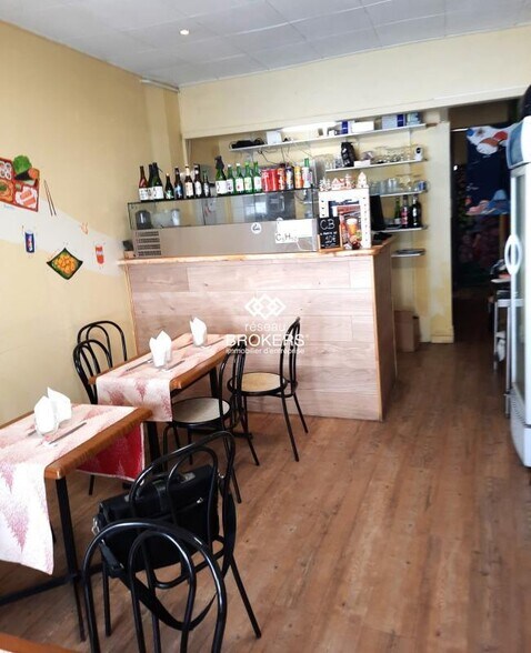 Retail in Marseille to rent - Interior Photo - Image 2 of 5