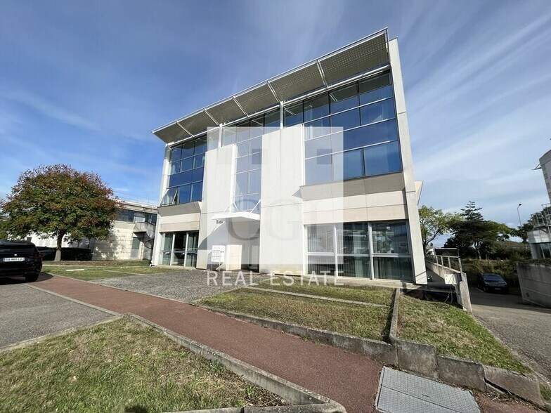 12 Rue Edison, Bron to rent - Building Photo - Image 3 of 18