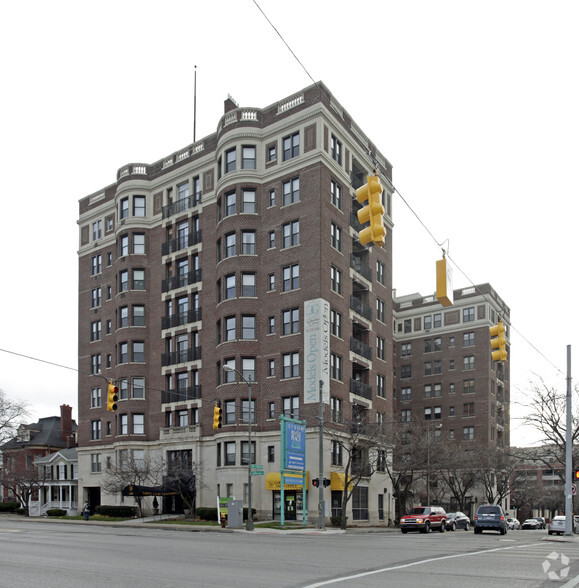 2900 E Jefferson Ave, Detroit, MI for rent - Primary Photo - Image 1 of 4