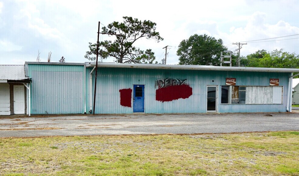 906 Third St, Lake Arthur 70549 UK