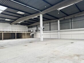 Industrial in Saint-Ouen-l'Aumône to rent Interior Photo- Image 2 of 13