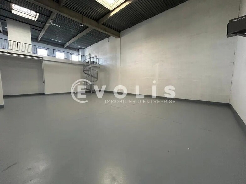 Light Industrial in Lisses to rent - Interior Photo - Image 3 of 11